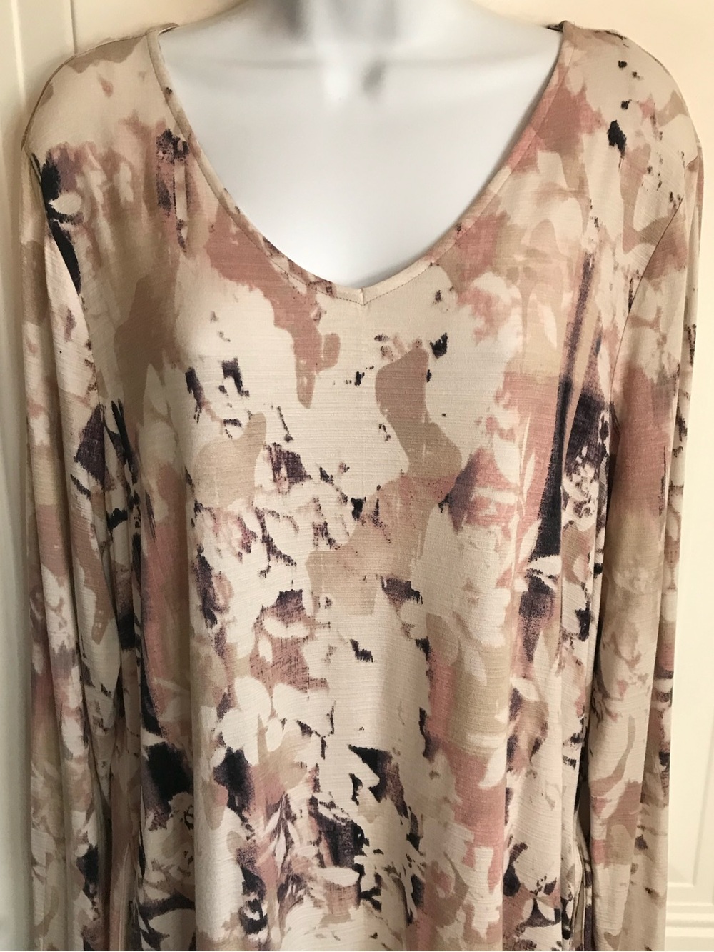 🔴 4/$15 Dana Buchman Women’s XL Blush & Cream Floral V-Neck LS Tunic Top in EUC - Picture 8 of 16